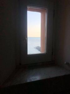 阿马尔菲Amalfitano Apartments的海景客房的窗户
