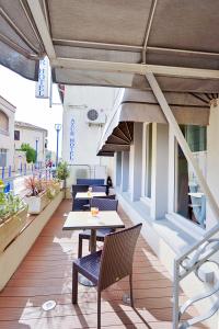 巴拉吕克莱班Azur Hotel的大楼内带桌椅的户外庭院。