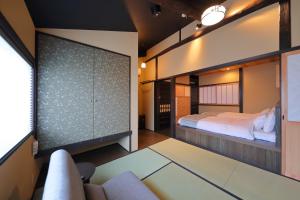 Kyo no oozora SAIKA客房内的一张或多张床位
