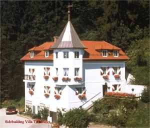 萨尔茨堡腾纳沃特酒店的一座白色的大建筑,有红色的屋顶