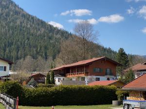 柯尼希斯湖畔舍瑙HAUS Alpenoase的一组以山为背景的房屋