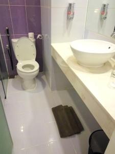 日惹库苏曼尼卡拉大街酒店的一间带卫生间和水槽的浴室
