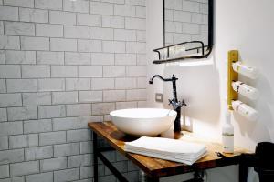台北静好文旅 by垦趣的木制柜台上带白色碗水槽的浴室