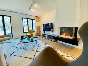 宾茨Prora Düne 7的带沙发和壁炉的客厅