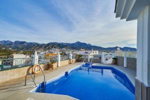 内尔哈Hotel Bajamar Centro的山景阳台上的游泳池