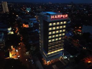 棉兰Harper Wahid Hasyim Medan by ASTON的夜间在建筑物顶部准备的标志
