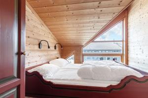 海姆瑟达尔Skiers Lodge 2 - Saga Apartments的窗户客房内的一张大床