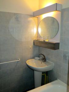 艾克斯莱班安纳波利斯酒店的一间带水槽和镜子的浴室