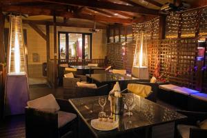 浦耳快捷假日普尔酒店的一间带桌椅和葡萄酒架的餐厅