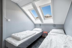 海姆瑟达尔海姆瑟达尔咖啡滑雪者小屋酒店的带2扇窗户的客房内的2张床