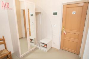 巴尔瑙尔鲁斯酒店的更衣室设有镜子和卫生间