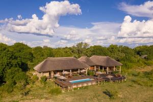 KakumbiChikunto Safari Lodge的享有带游泳池的度假村的空中景致