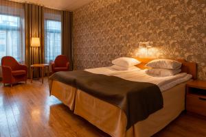 哥德堡Hotel Lorensberg的一间卧室,卧室内配有一张大床