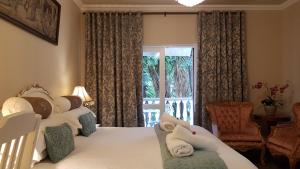 约翰内斯堡卢加诺别墅宾馆的一间卧室设有一张床和一个窗口