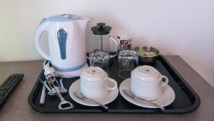 KroústasVilla Dio Petres的茶壶和茶杯托盘
