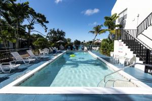 马可岛马科岛湖滨酒店的游泳池配有椅子和炸薯条