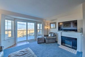 洋滨市Eagles View Condo in Ocean Shores with 3 Balconies的客厅设有壁炉和椅子