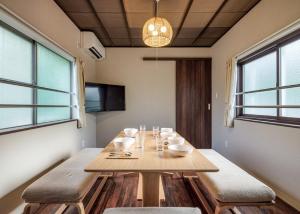 金泽Kanazawa - Apartment / Vacation STAY 80425的一间带木桌和椅子的用餐室