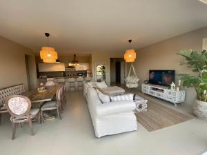 马特鲁港Almaza bay Beach Town Chalet的客厅配有白色的沙发和桌子