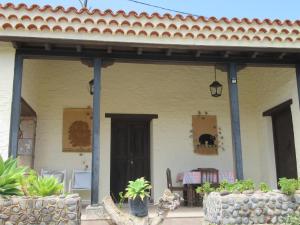 圣巴托洛梅El Valle de Chira的盆栽植物屋前门廊