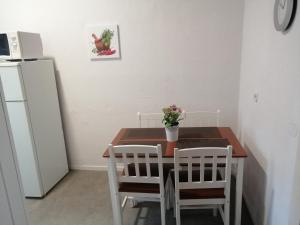 科隆Wohnung in Köln 2B的厨房配有桌椅和冰箱。