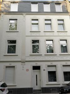 科隆Wohnung in Köln 2B的白色的建筑,设有窗户和门