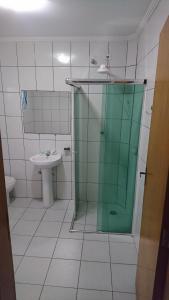 圣保罗碧兹酒店的一间带玻璃淋浴和水槽的浴室
