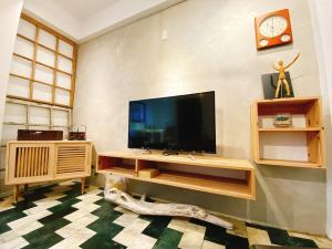 台南歸宿back home的客厅设有壁挂式平面电视。