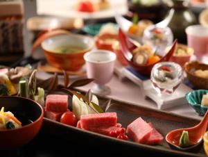 松本玉之汤酒店的托盘,托盘上放着不同种类的食物