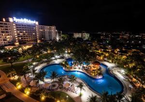 麦克坦Jpark Island Resort & Waterpark Cebu的享有泳池的空中景致