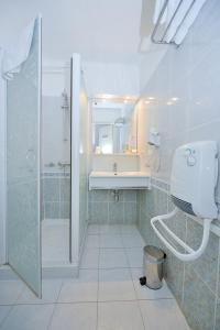 巴拉吕克莱班Azur Hotel的带淋浴和盥洗盆的浴室