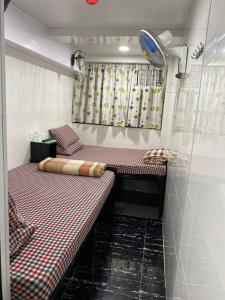 香港City HK Guest House Block E的一间房间,配有两张单人床