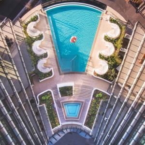悉尼SKYE Suites Green Square的游泳池的顶部景色,有人在游泳池游泳