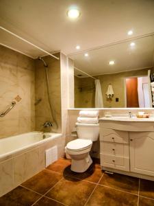 洛斯安第斯Howard Johnson Hotel Rinconada de Los Andes的浴室配有卫生间、浴缸和水槽。