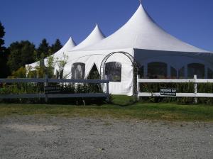 西多佛库珀山酒店 的草上带围栏的大型白色帐篷