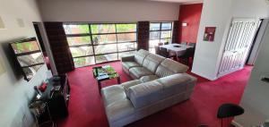 马丁伯勒De Vine Martinborough #14a的带沙发的客厅的顶部景色