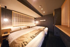 京都Rinn Shijo Nishinotoin的一间酒店客房,房间内设有两张床