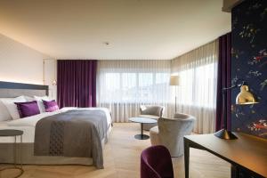 苏黎世泽费尔德速乐酒店的配有一张床和一张书桌的酒店客房