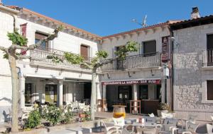 Montemayor de PilillaHOTEL RURAL LOS ABUELOS的庭院内带桌椅的建筑