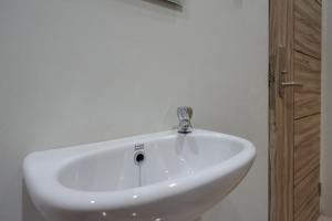 KebumenRedDoorz Syariah near Alun Alun Kebumen的浴室内设有一个白色水槽和水龙头
