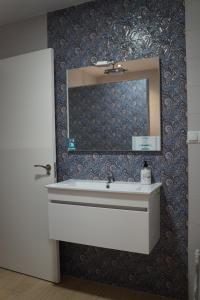 阿尔玛格鲁Apartamento Salvador 37的一间带水槽和镜子的浴室