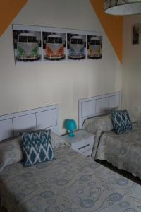 阿尔玛格鲁Apartamento Salvador 37的卧室配有两张床,墙上挂有巴士图片