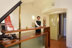 萨尔茨堡沃尔夫酒店的站在一个房间里桌子上的一个人