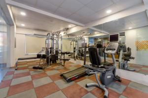 苏拉特Ginger Surat City Centre的一间健身房,里面设有数个健身器材