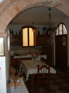 卡斯德尔诺沃贝拉登卡Il Pozzo Della Citerna的一间带桌子的厨房和一间餐厅