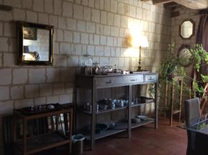 Marles-sur-Canche玛诺伊尔弗朗西斯住宿加早餐旅馆的客房设有木桌和镜子。