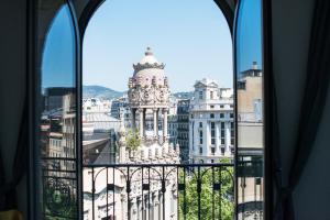 巴塞罗那Safestay Barcelona Passeig de Gràcia的从窗户可欣赏到城市美景