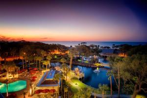 希尔顿黑德岛Sonesta Resort Hilton Head Island的夜间享有度假村的空中景致