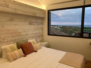 蓬塔德尔加达2Azores With Comfort and Style的一间卧室设有一张大床和大窗户