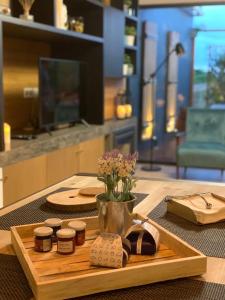 蓬塔德尔加达2Azores With Comfort and Style的一张桌子,上面有木托盘,上面有切板,还有一些食物